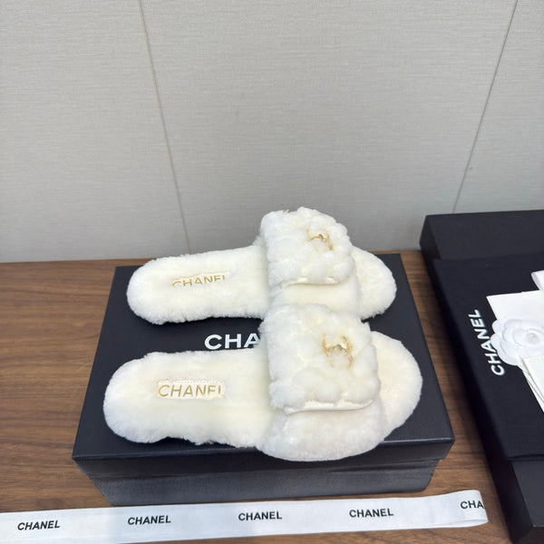 Chanel 25 Slipper White Smooth Lambwool 465603
