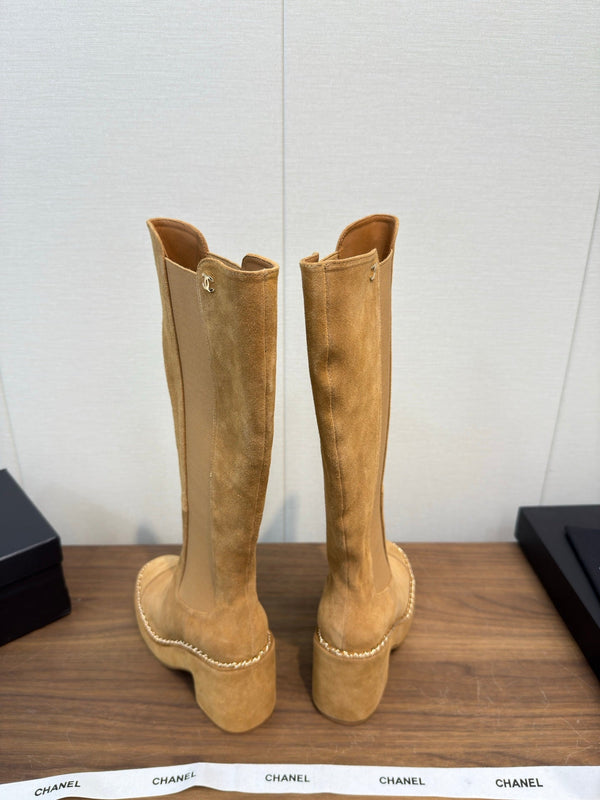 Chanel Stivale Alto in Pelle Scamosciata Cammello 465608