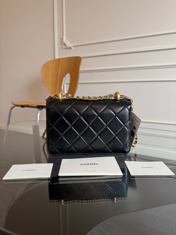 Mini Flap 19cm Pelle di agnello nera Hardware dorato