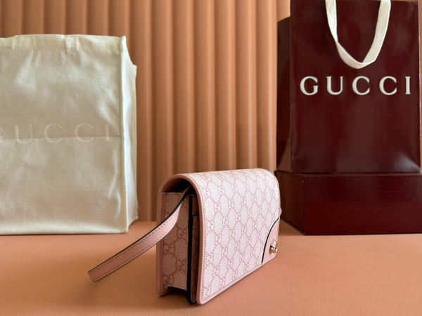 Borsa a tracolla Gucci Emblem Mini in tela e pelle rosa 244541