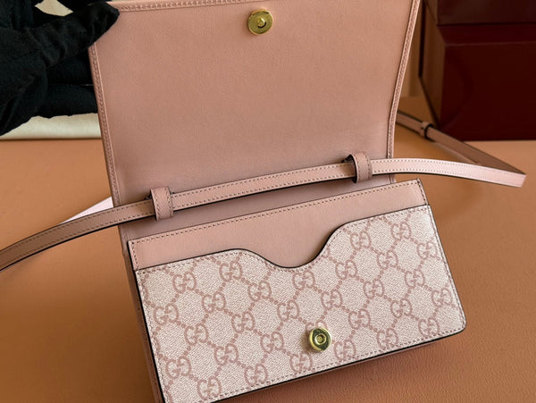 Borsa a tracolla Gucci Emblem Mini in tela e pelle rosa 244541