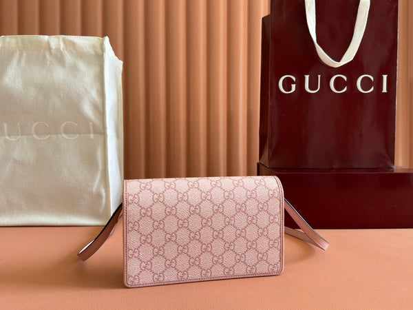 Borsa a tracolla Gucci Emblem Mini in tela e pelle rosa 244541