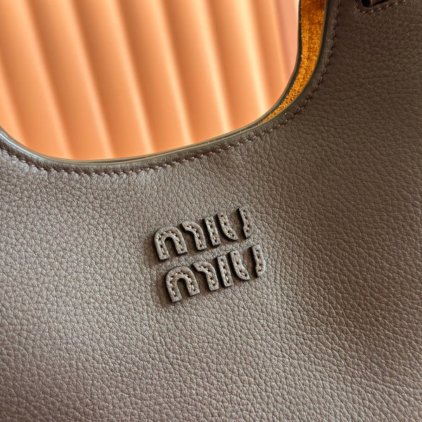Miu 25ss Sac Seau en Cuir 25.5 Cuir Grainé Noir