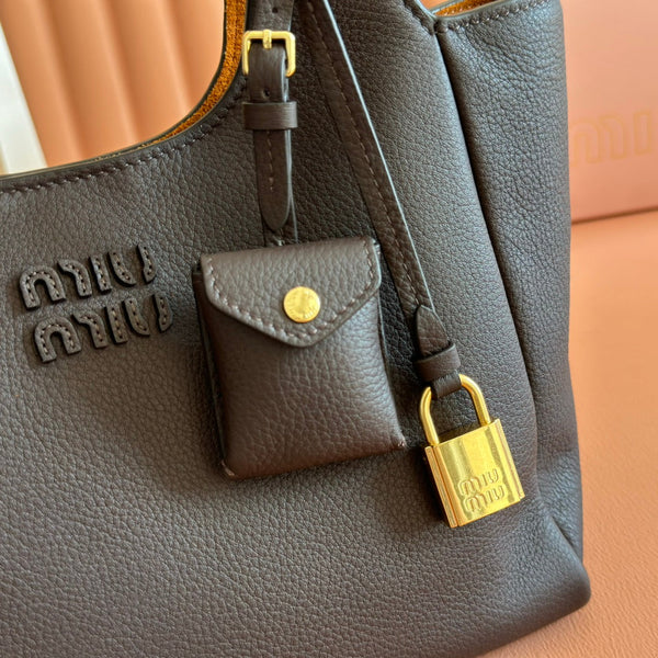 Miu 25ss Sac Seau en Cuir 25.5 Cuir Grainé Noir