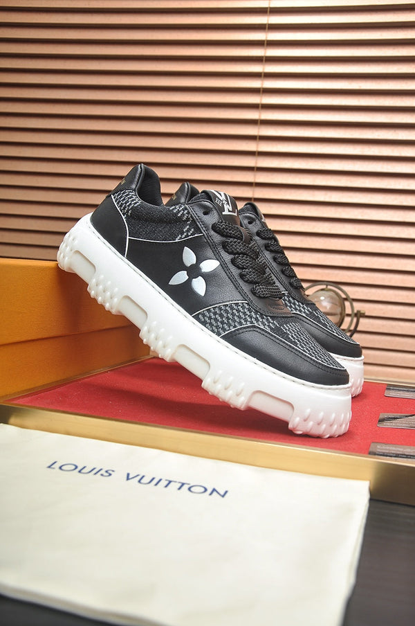 LV TRAINER IN PELLE DI VITELLO NERA E DENIM