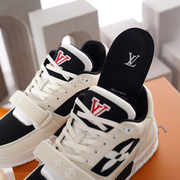 SNEAKER LV TRAINER IN PELLE DI VITELLO BIANCA E CAMOSCIO NERO
