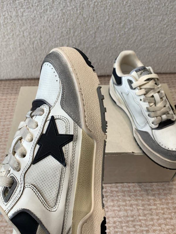 SNEAKERS FORTY2 CON TOMAIA IN VITELLO BIANCO E CAMOSCIO GRIGIO CON STELLA NERA