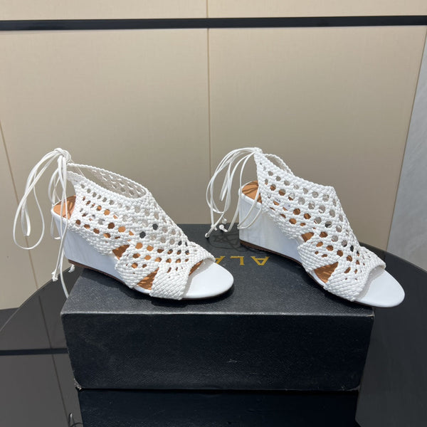 Sandali con zeppa intrecciata a punta tonda Alaia 25 da 75 mm in pelle intrecciata bianca 433566