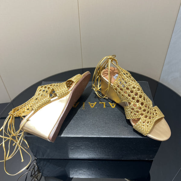 Sandali con zeppa intrecciata a punta tonda Alaia 25, 75 mm, in pelle intrecciata metallizzata oro433569