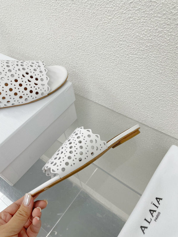 ALAIA VIENNE FLAT MULES IN WHITE LAMBSKIN