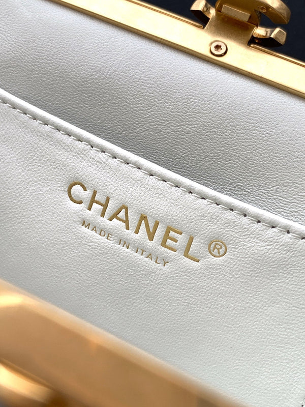 Chanel 2026 Pearl Clutch White Gold Lambskin 321881
