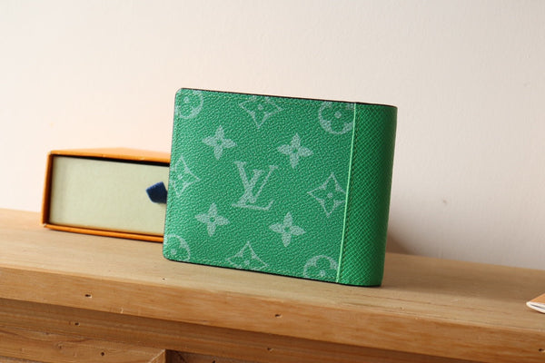 Portafoglio multiplo LV M30995 in tela monogramma verde e pelle Taïga 180059
