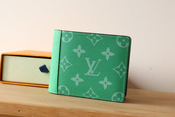 Portafoglio multiplo LV M30995 in tela monogramma verde e pelle Taïga 180059