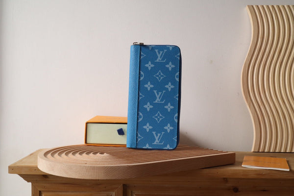 Portafoglio verticale LV Zippy in tela monogramma blu e pelle Taiga 180068
