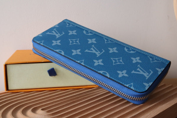Portafoglio verticale LV Zippy in tela monogramma blu e pelle Taiga 180068