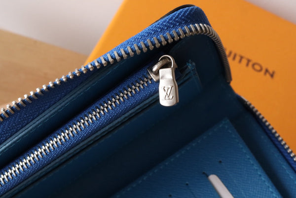 Portafoglio verticale LV Zippy in tela monogramma blu e pelle Taiga 180068