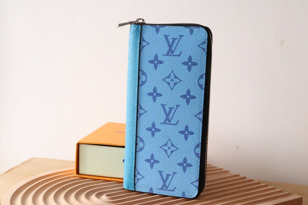 Portafoglio verticale LV Zippy in tela monogramma azzurro e pelle Taïga 180051