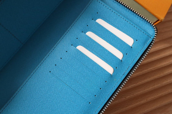 Portafoglio verticale LV Zippy in tela monogramma azzurro e pelle Taïga 180051