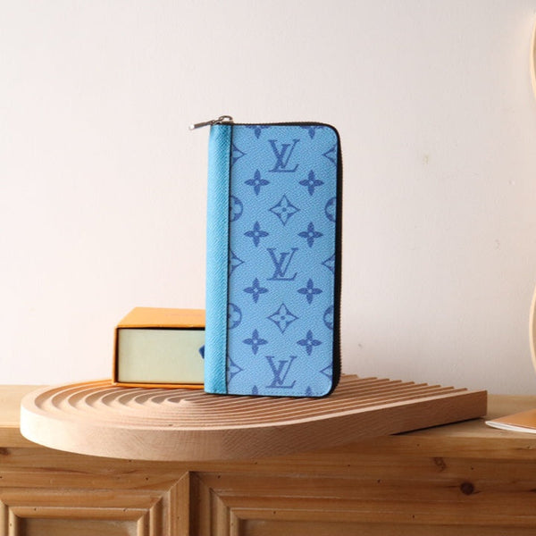Portafoglio verticale LV Zippy in tela monogramma azzurro e pelle Taïga 180051