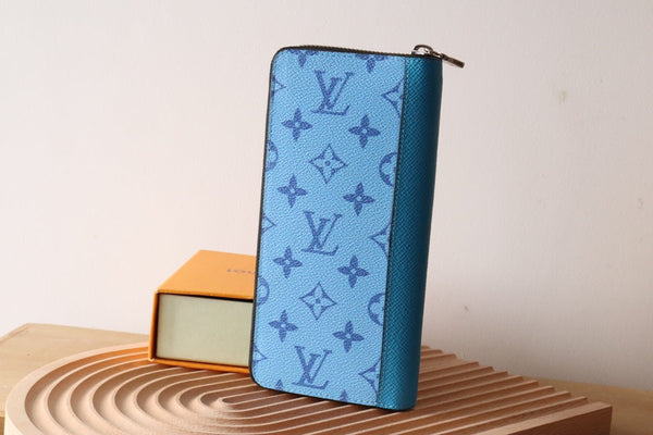Portafoglio verticale LV Zippy in tela monogramma azzurro e pelle Taïga 180051