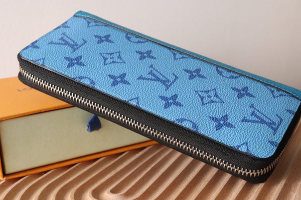 Portafoglio verticale LV Zippy in tela monogramma azzurro e pelle Taïga 180051