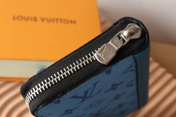 Portafoglio verticale LV Zippy in tela monogramma azzurro e pelle Taïga 180051