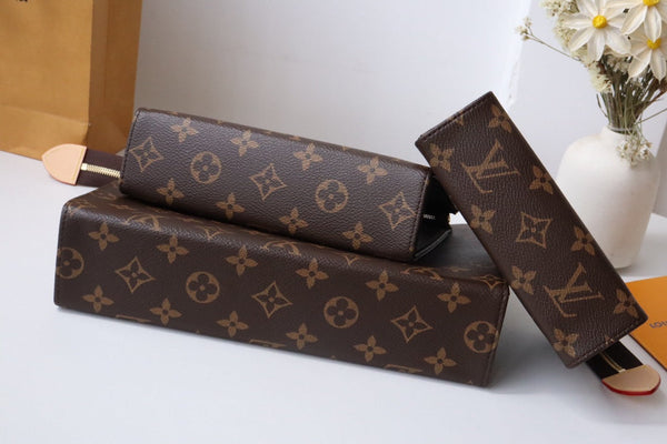 LV Trio Toilet Pouch Marrone Monogram Canvas Pelle di mucca 247994
