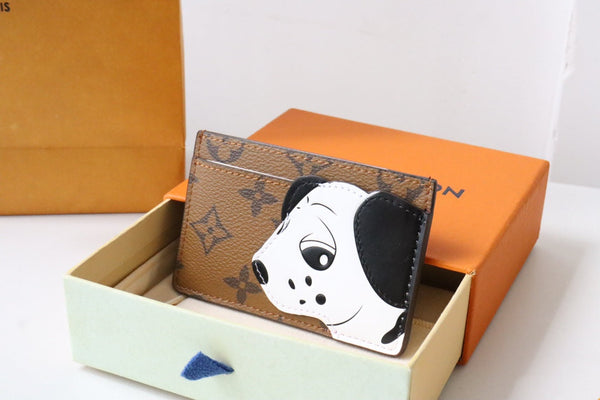 Porta carte di credito LV x SY Dog in tela monogrammata marrone e rossa 204658