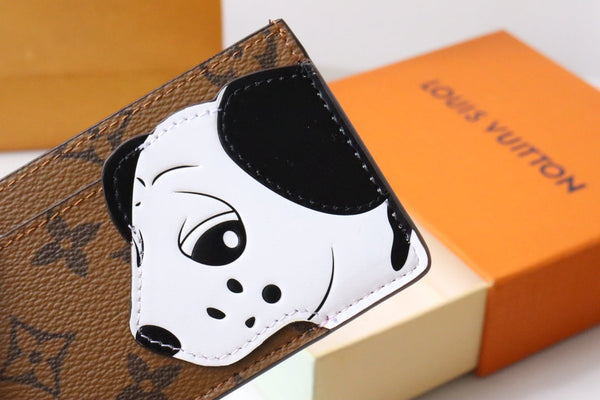 Porta carte di credito LV x SY Dog in tela monogrammata marrone e rossa 204658