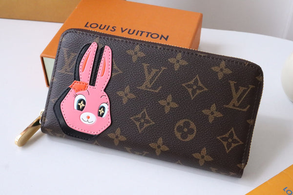 Portafoglio con cerniera LV x SY Rabbit in tela monogramma marrone verde 204661