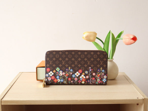 Portafoglio LVxTM Zippy in tela marrone con monogramma e motivi floreali