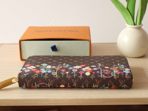 Portafoglio LVxTM Zippy in tela marrone con monogramma e motivi floreali