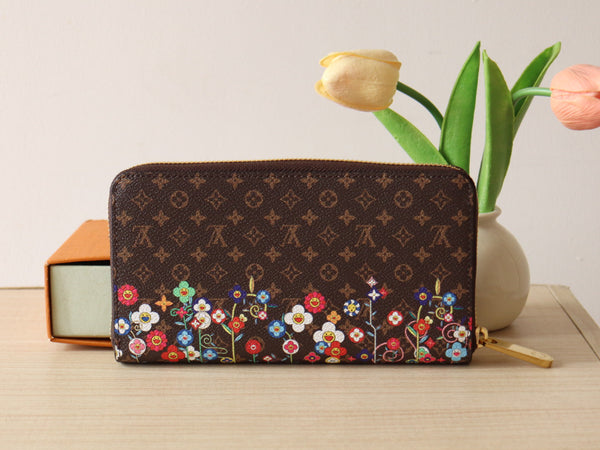 Portafoglio LVxTM Zippy in tela marrone con monogramma e motivi floreali