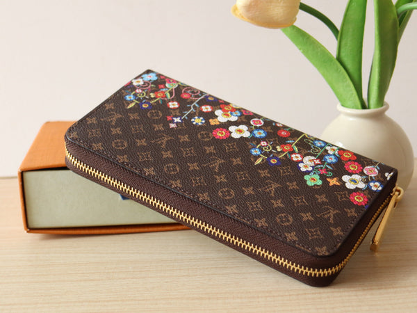 Portafoglio LVxTM Zippy in tela marrone con monogramma e motivi floreali