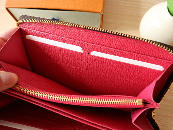 Portafoglio LVxTM Zippy in tela marrone con monogramma e motivi floreali