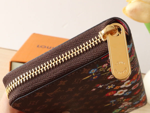 Portafoglio LVxTM Zippy in tela marrone con monogramma e motivi floreali