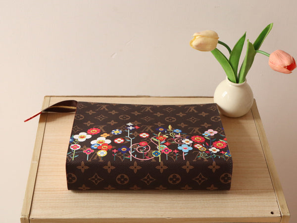 Pochette da toilette LV x TM in tela marrone con monogramma e motivi floreali