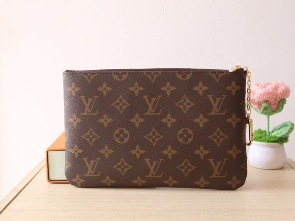 LV Pochette Clés Media 24 cm Tela monogramma marrone GHW