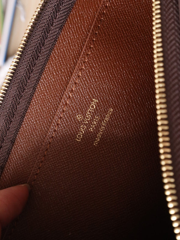 LV Pochette Clés Media 24 cm Tela monogramma marrone GHW