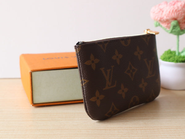 LV Pochette Clés Media 15 cm Tela monogramma marrone GHW