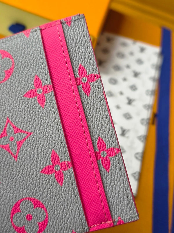 LV M14771 Porta carte doppio in tela Monogram Glow rosa e grigio e pelle di mucca