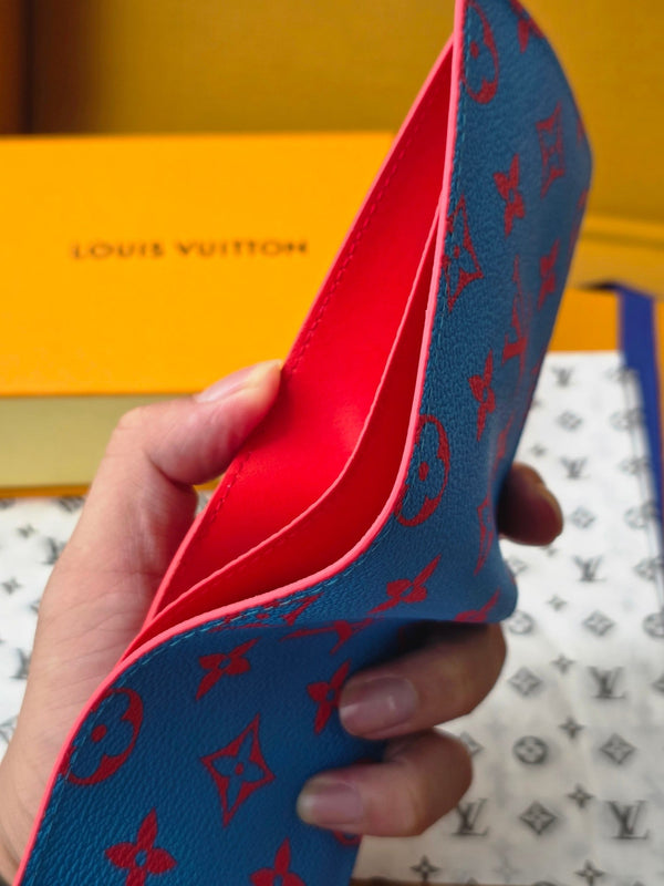 Portafoglio multiplo LV M14694 in tela monogrammata blu e rossa e pelle di mucca
