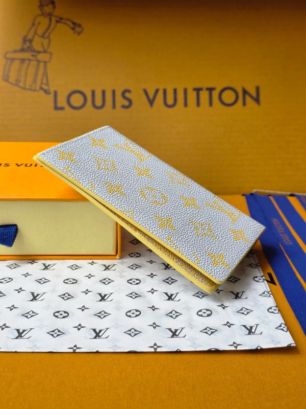LV M14770 Portapassaporto in tela monogrammata grigia e gialla e pelle di mucca