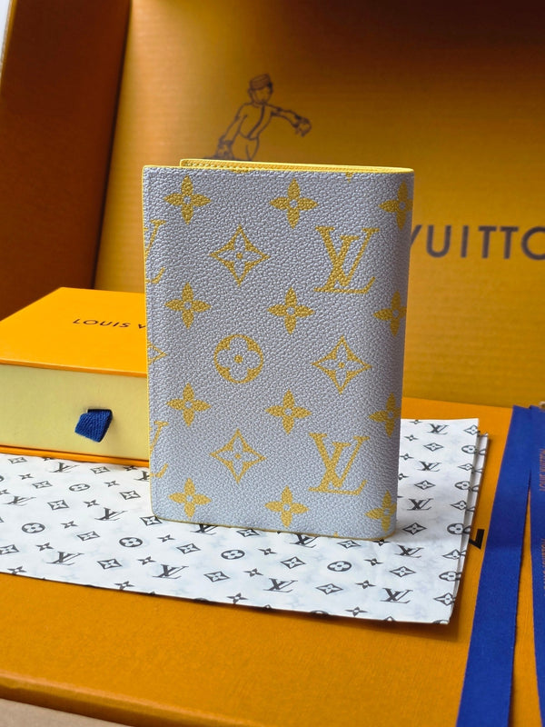LV M14770 Portapassaporto in tela monogrammata grigia e gialla e pelle di mucca