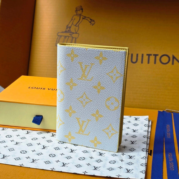 LV M14770 Portapassaporto in tela monogrammata grigia e gialla e pelle di mucca