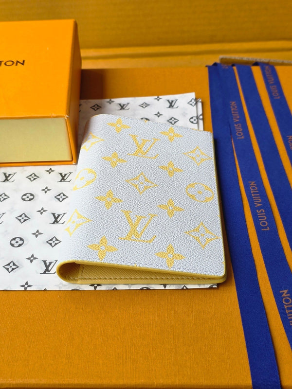 LV M14770 Portapassaporto in tela monogrammata grigia e gialla e pelle di mucca