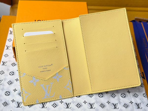 LV M14770 Portapassaporto in tela monogrammata grigia e gialla e pelle di mucca