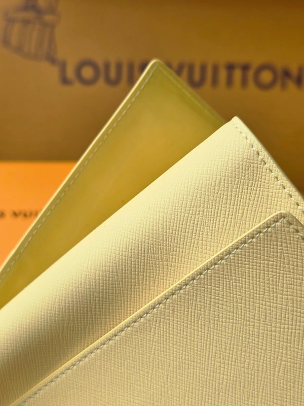 LV M14770 Portapassaporto in tela monogrammata grigia e gialla e pelle di mucca