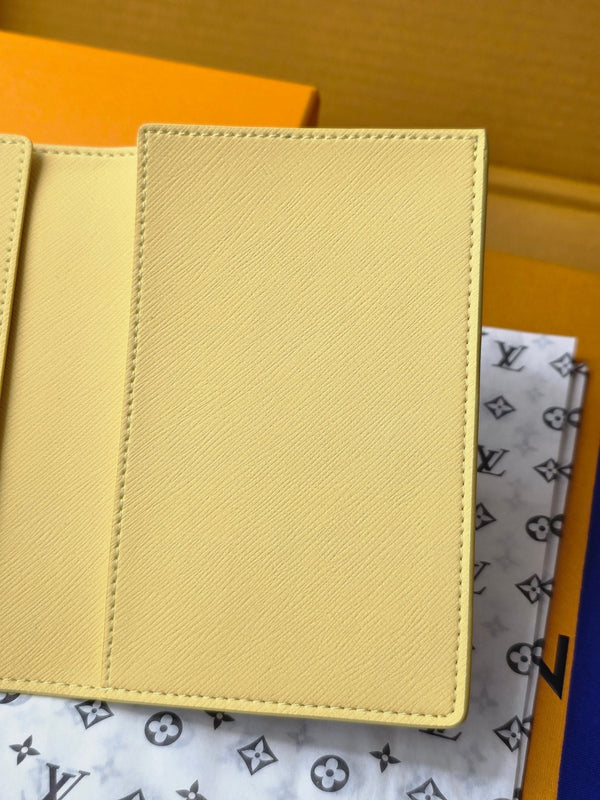 LV M14770 Portapassaporto in tela monogrammata grigia e gialla e pelle di mucca