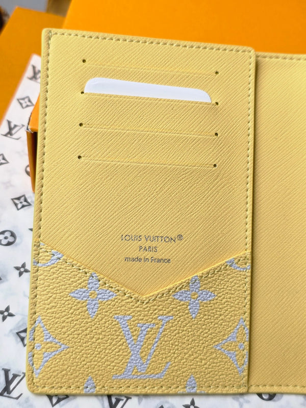 LV M14770 Portapassaporto in tela monogrammata grigia e gialla e pelle di mucca